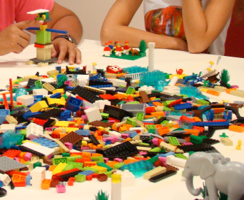 Участници създават модели от LEGO тухлички